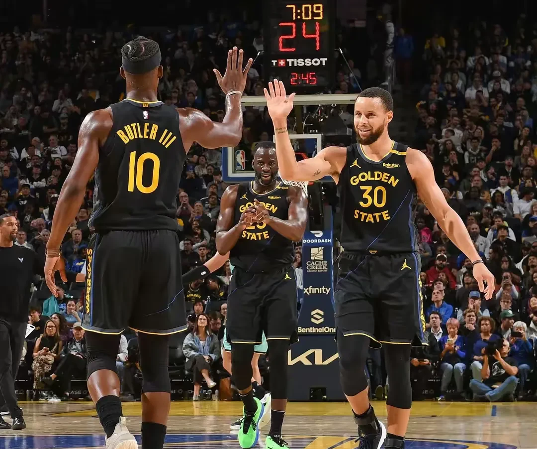 勇士全队施展团队合作实力,轻取对手 勇士全队施展团队合作实力,轻取对手