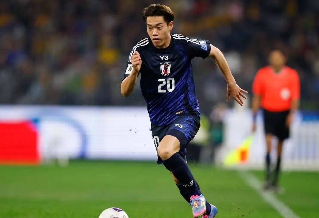 日本足球队在世界杯比赛中表现出色晋级