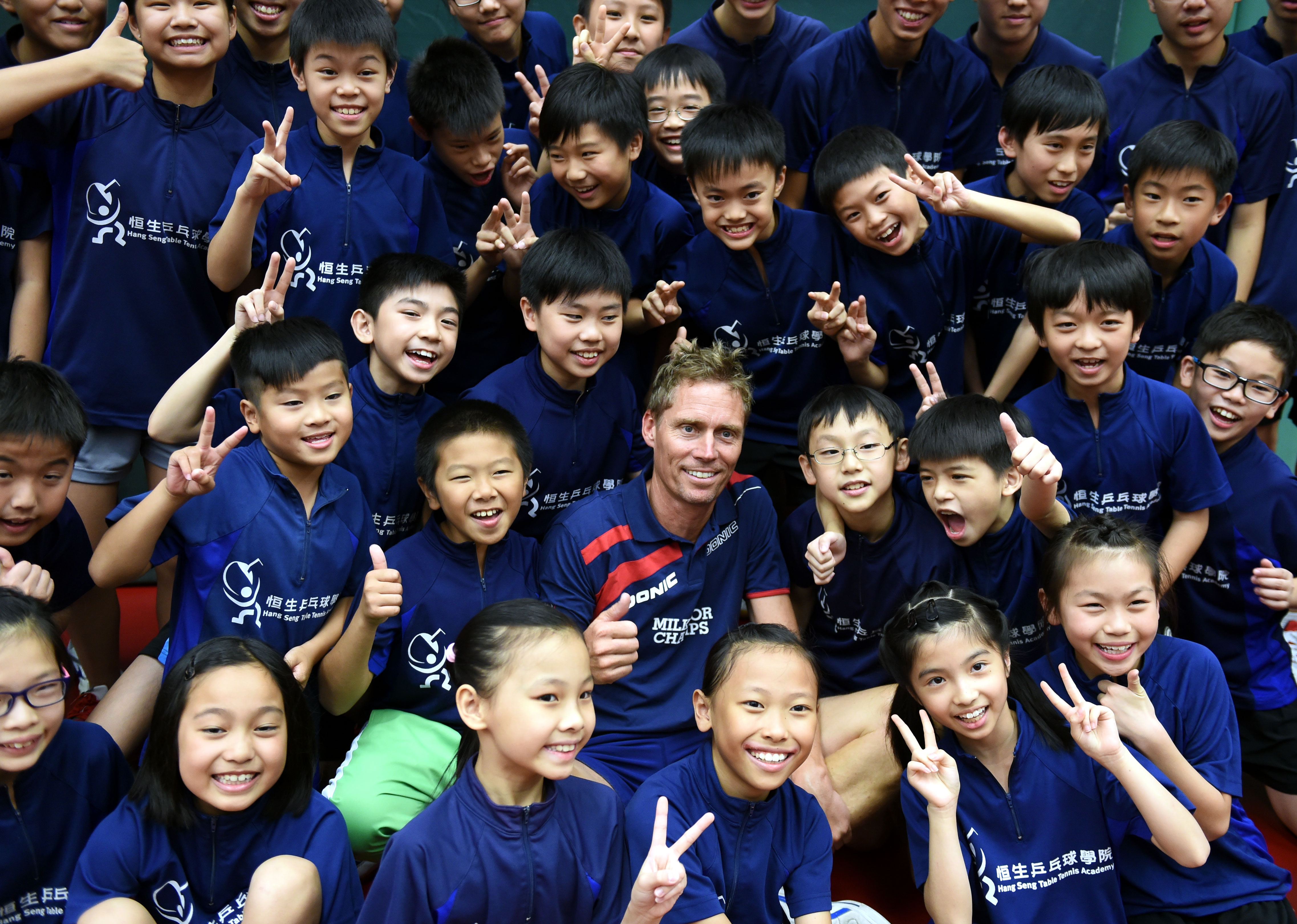 瑞典球队举行球迷见面会，互动欢乐的简单介绍