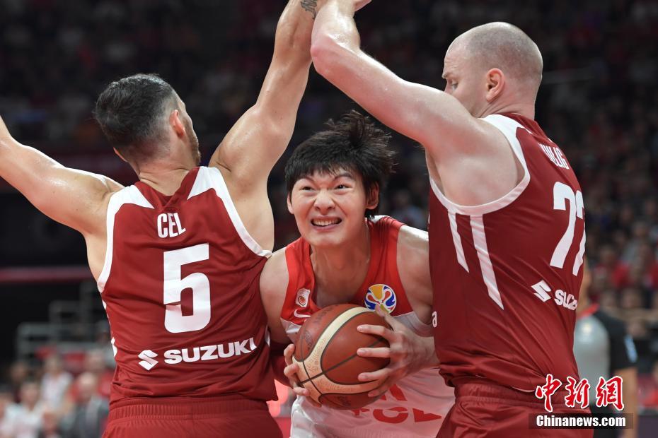 中国队鏖战印度队,安赛龙统治全场 中国队鏖战印度队,安赛龙统治全场