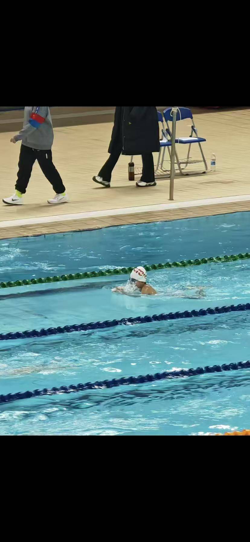 游泳项目取得佳绩，选手获得金牌加冕