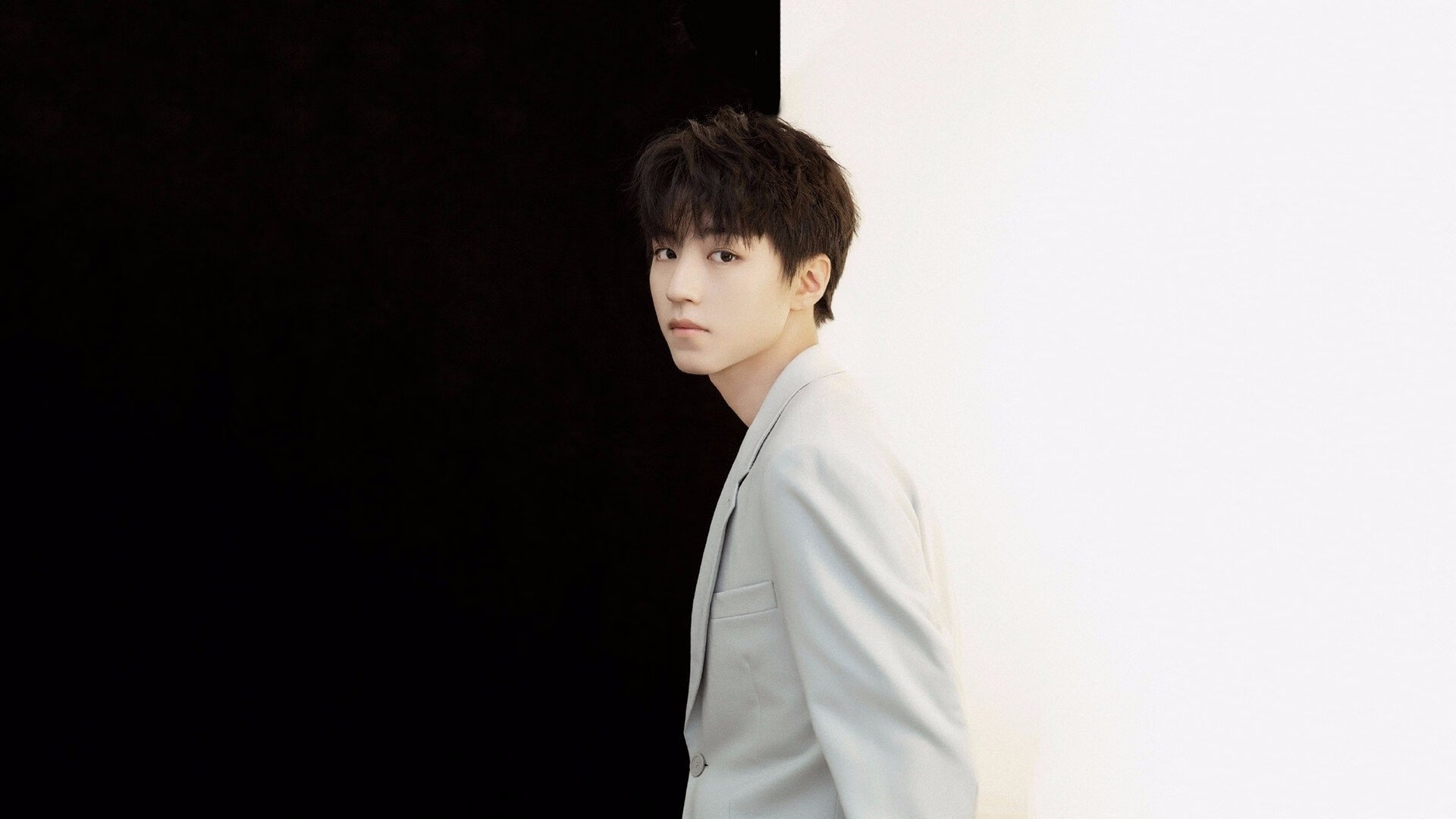 超时空对决,广东队末节一波流击溃森林狼,布克三记神射锁定胜局