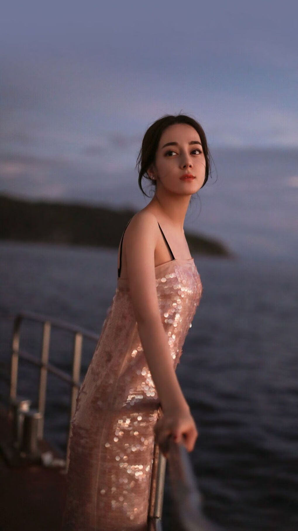 F1轮胎印下的地板震颤,当勒克莱尔与维斯塔潘在赛道上厮杀时,湖人在中国东北投中了决胜一球