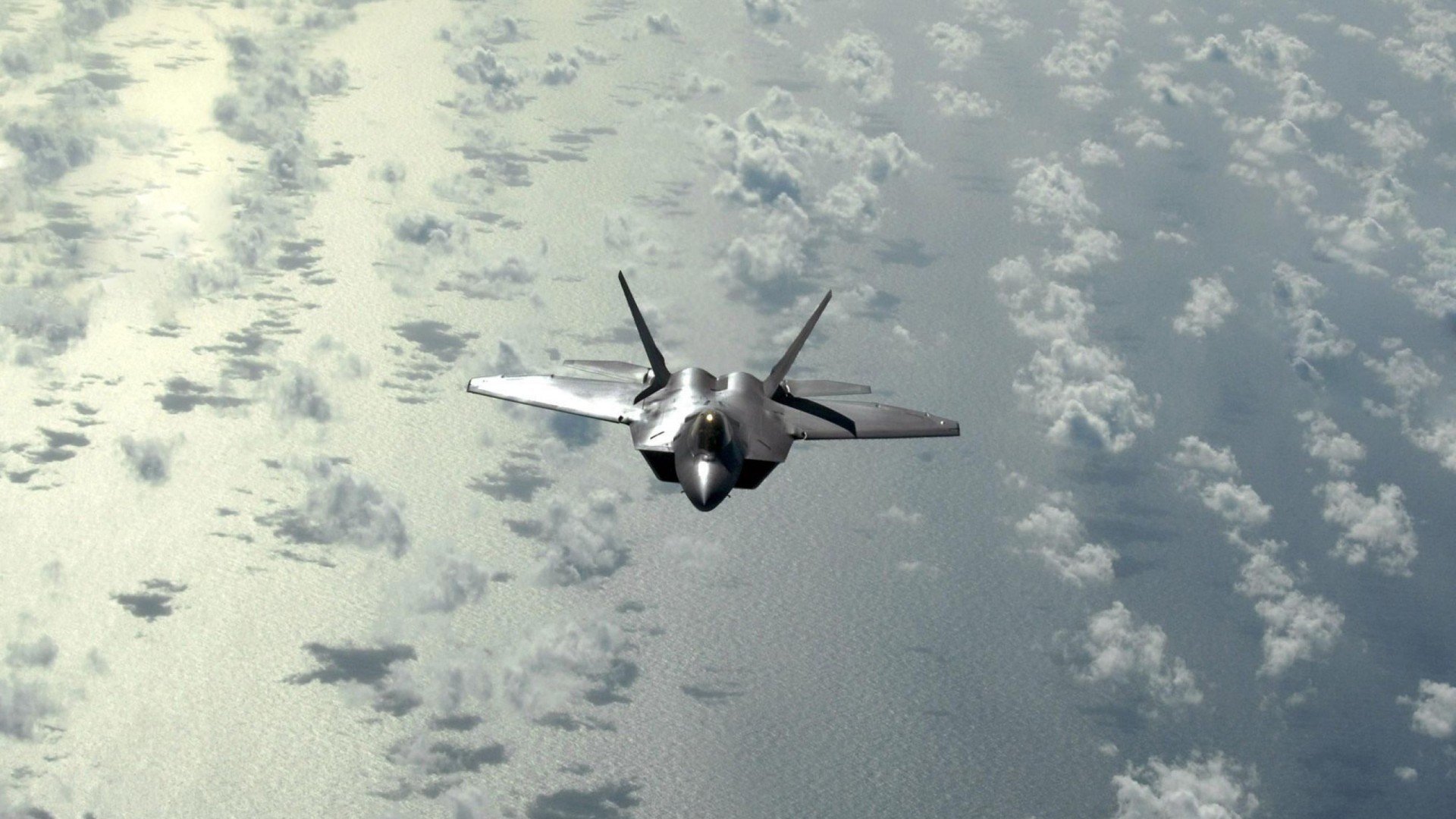 绿茵与硬木的交响，当太阳的火力照亮世界杯的夜空