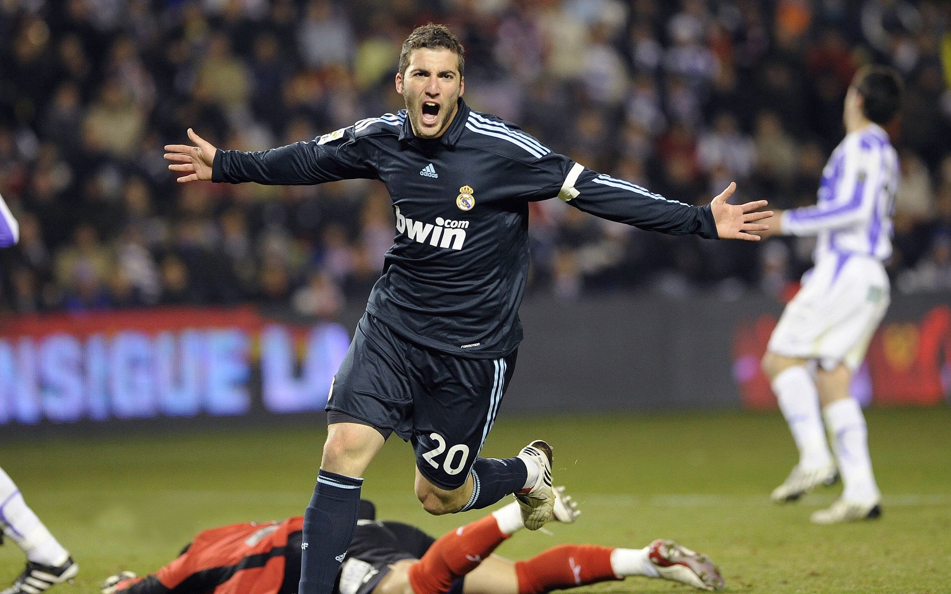 三分、绝杀与重生，武切维奇奇兵天降，湖人压哨险胜北京队